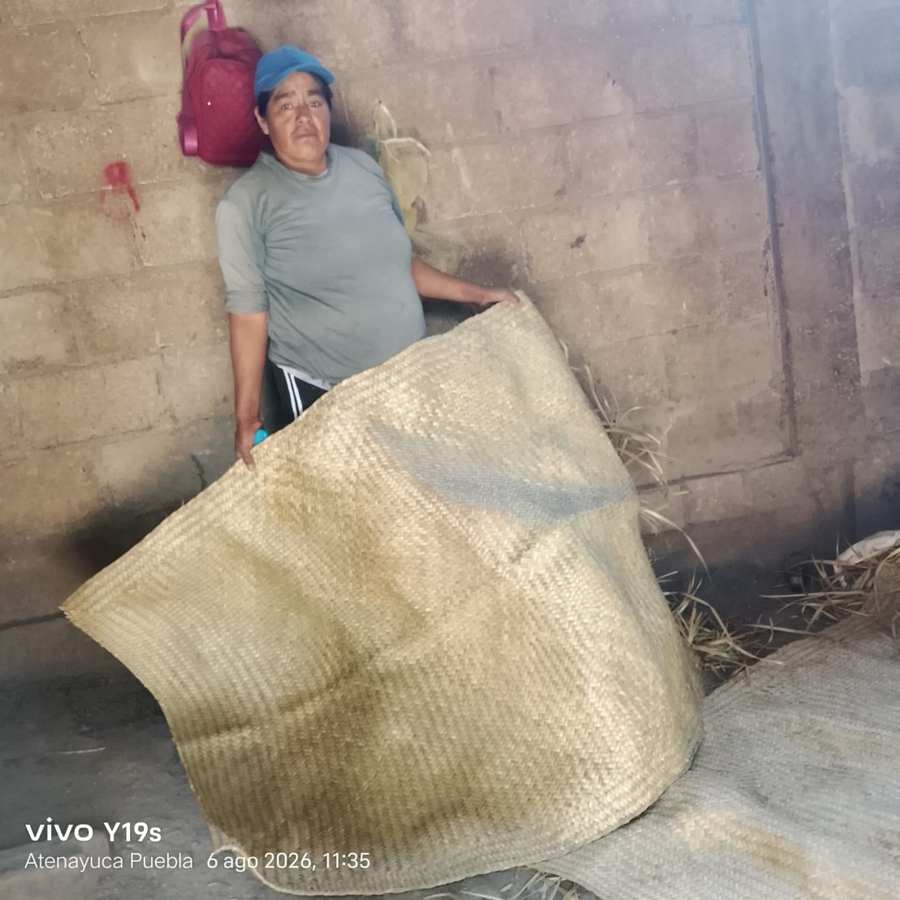 Artesana mostrando un petate